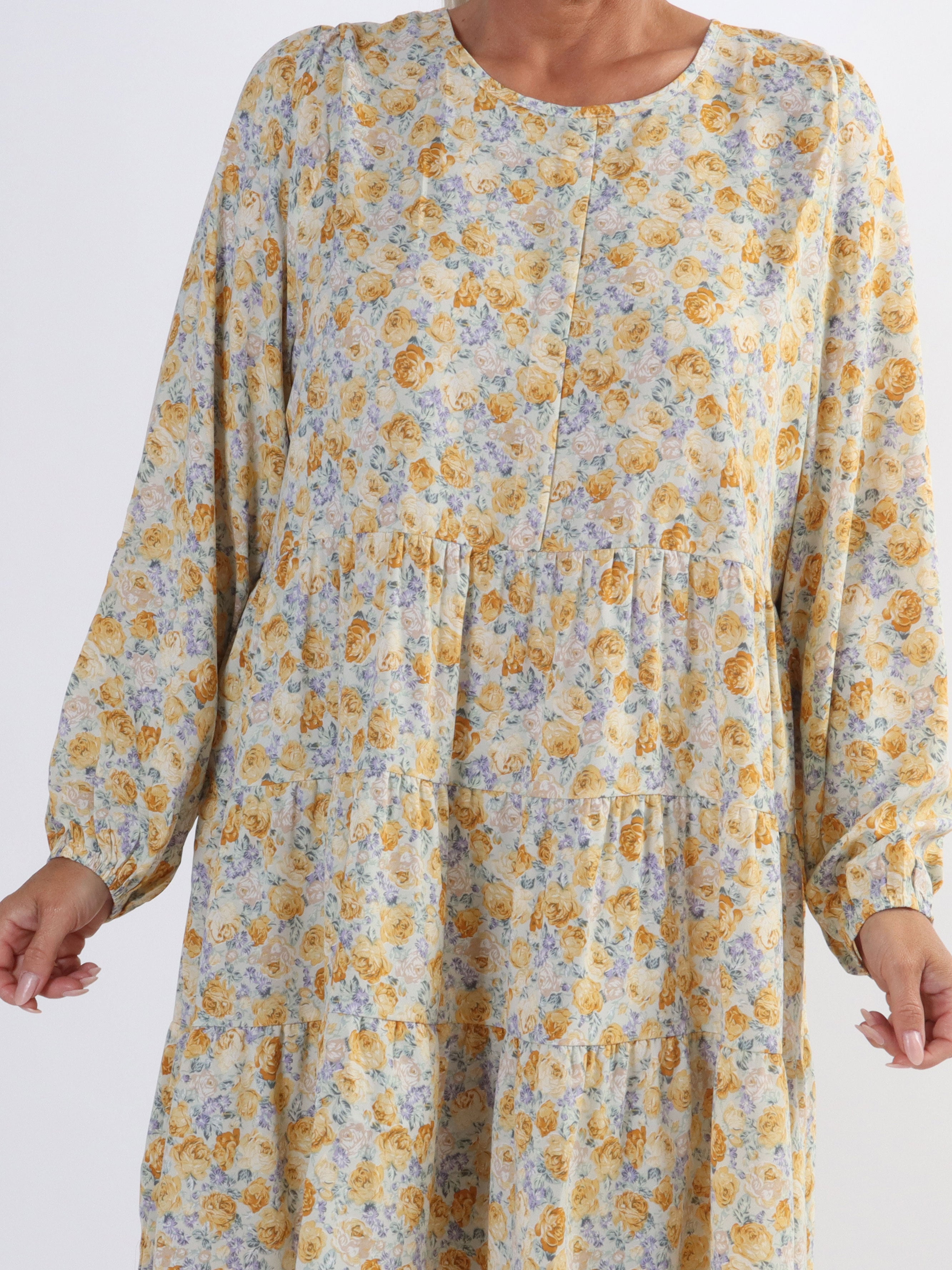 Hannah - Sød blomstret kjole med lag på lag look